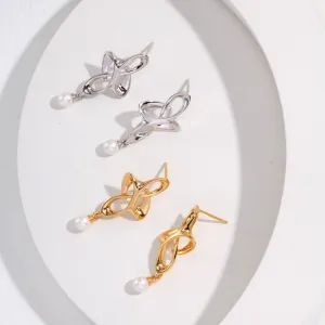 Clavers Pearl Stud Earrings