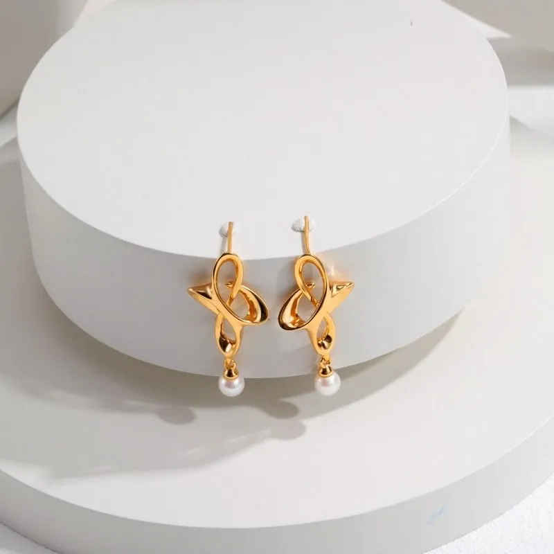 Clavers Pearl Stud Earrings