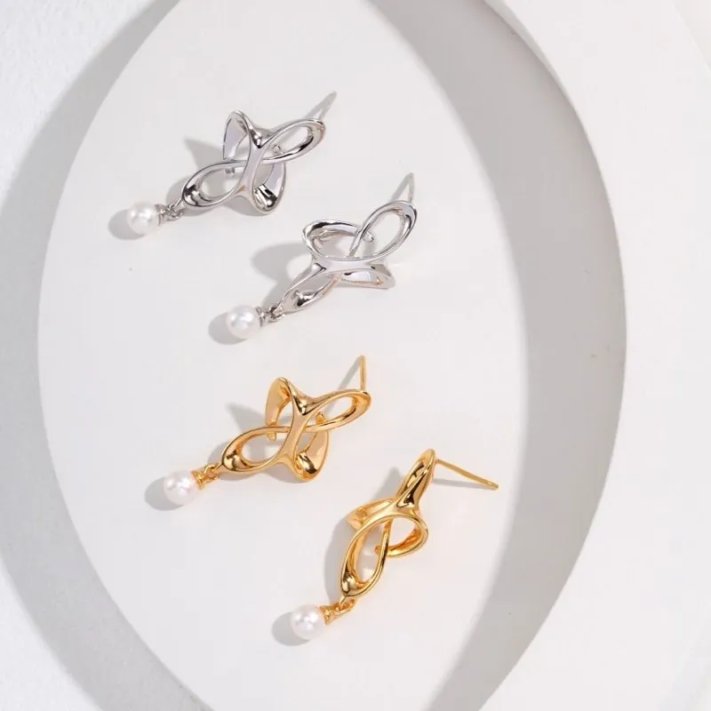 Clavers Pearl Stud Earrings