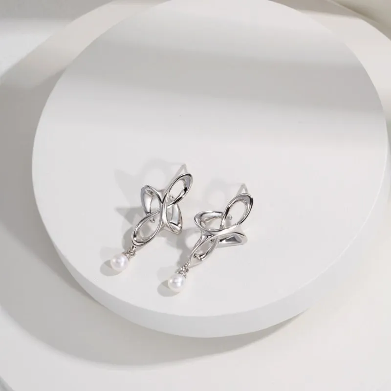 Clavers Pearl Stud Earrings