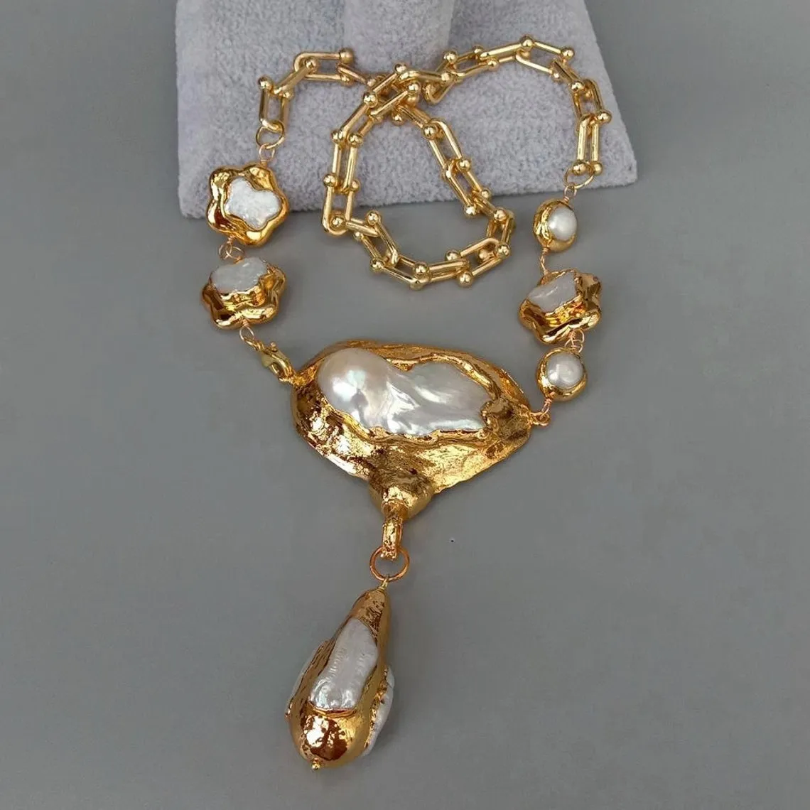 Cultured  white keshi freshwater flower pearl pendent necklace 20"