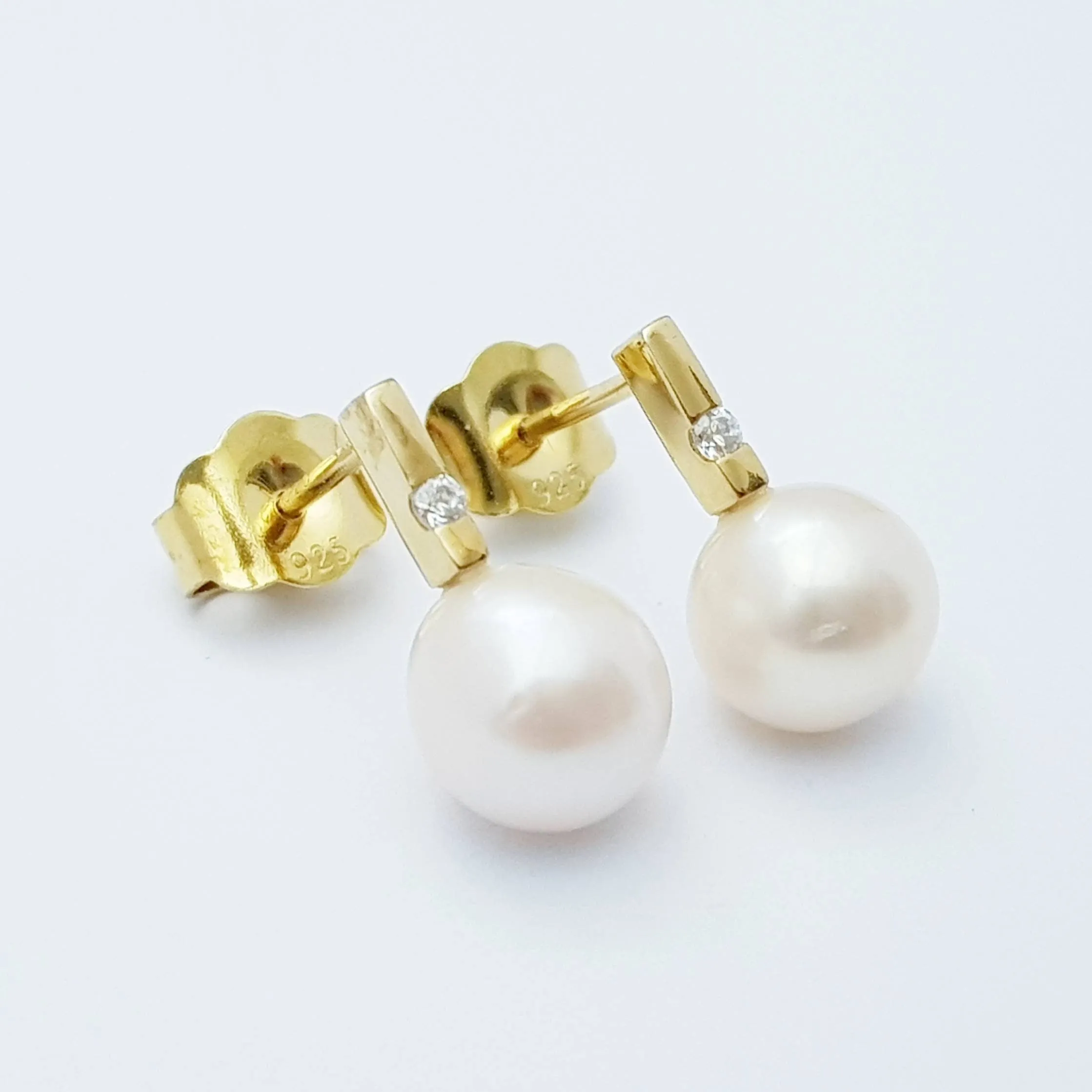 Small freshwater pearl studs earrings, minimal gold pearl earrings, elegant bar stud earrings