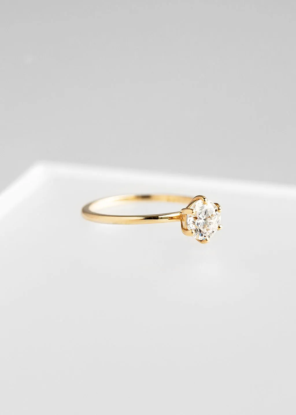 The Helia Ring | 0.90ct Round Natural Diamond | Yellow Gold